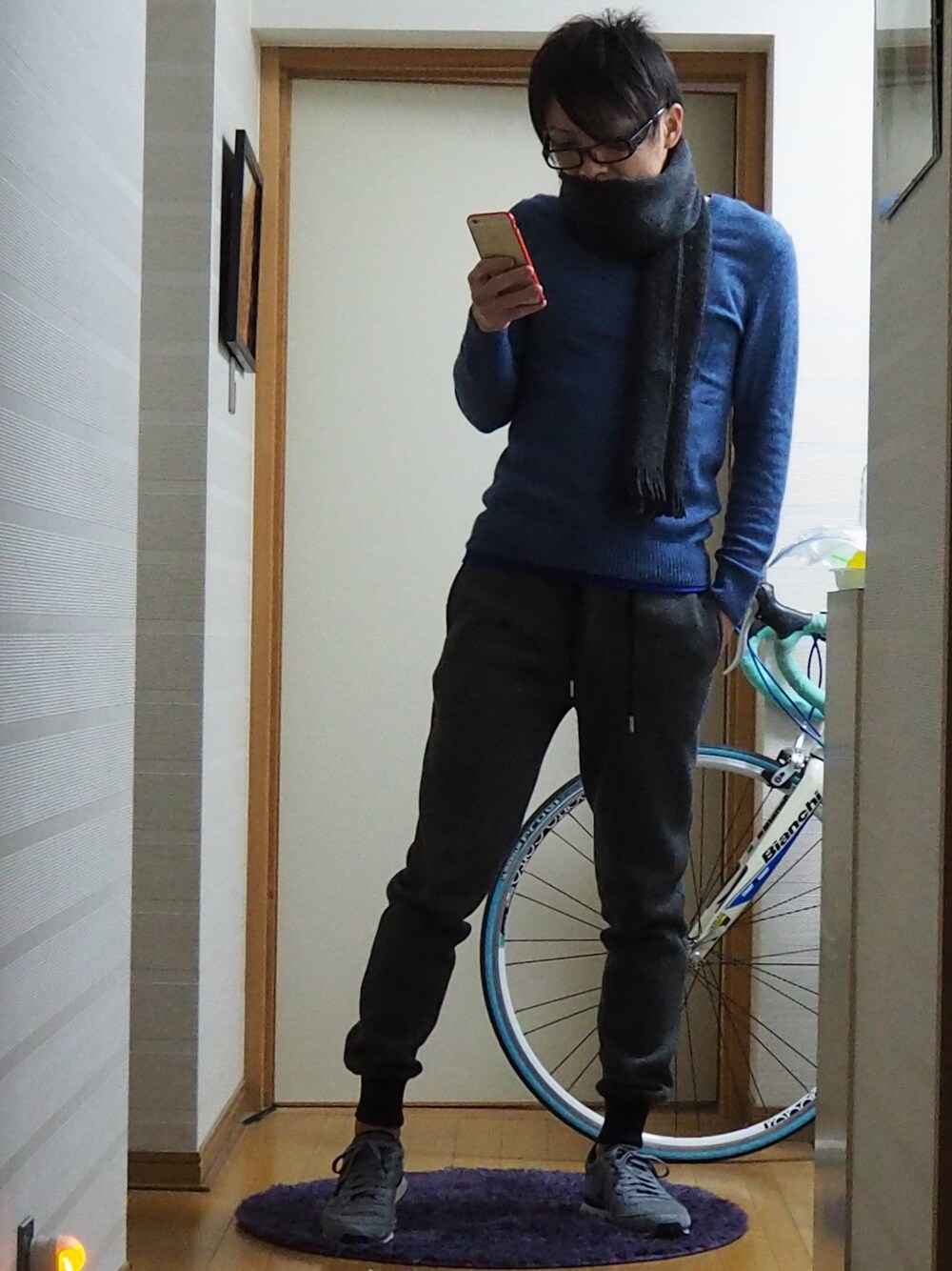 「散歩、メガネ男子、マフラー、青、スニーカー」｜「NIKEのアイテム（スニーカー、グレー系）」を使った、はぁくんさん（メンズ・173cm）の冬コーディネートの1枚目の写真