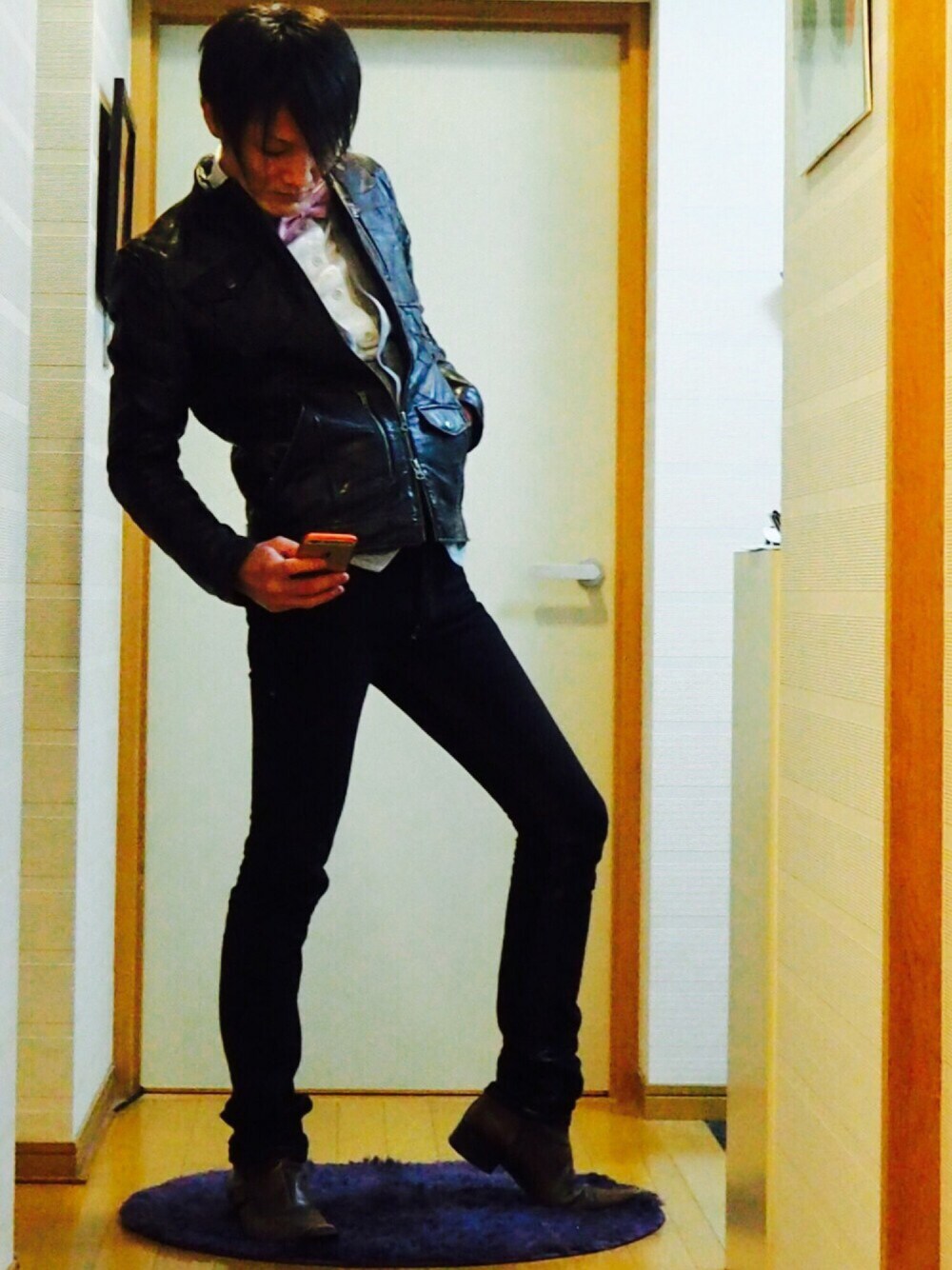 ブラウン系のブーツ、ブラック系のデニムパンツ、ブラウン系のライダースジャケットを着用したメンズの冬コーディネートの1枚目の写真