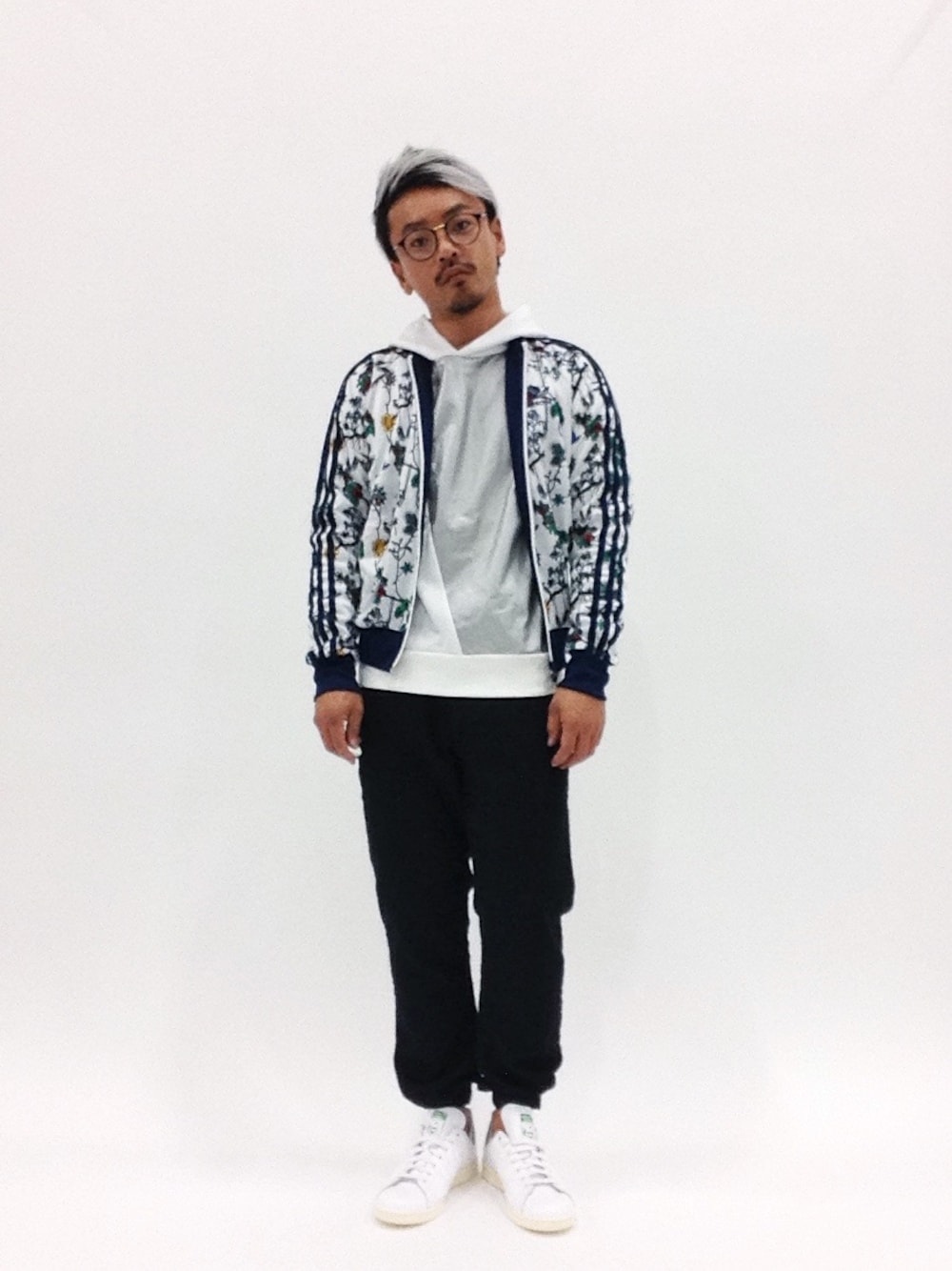 「adidas、ジャージ、アディダス、フードパーカー、ジャージ素材、stansmith」｜「CONS RENNOVATORのCONS RENNOVATOR　print parka（パーカー、ホワイト系）」を使った、FIVEDAYCITYさん（メンズ・171cm）の春コーディネートの1枚目の写真