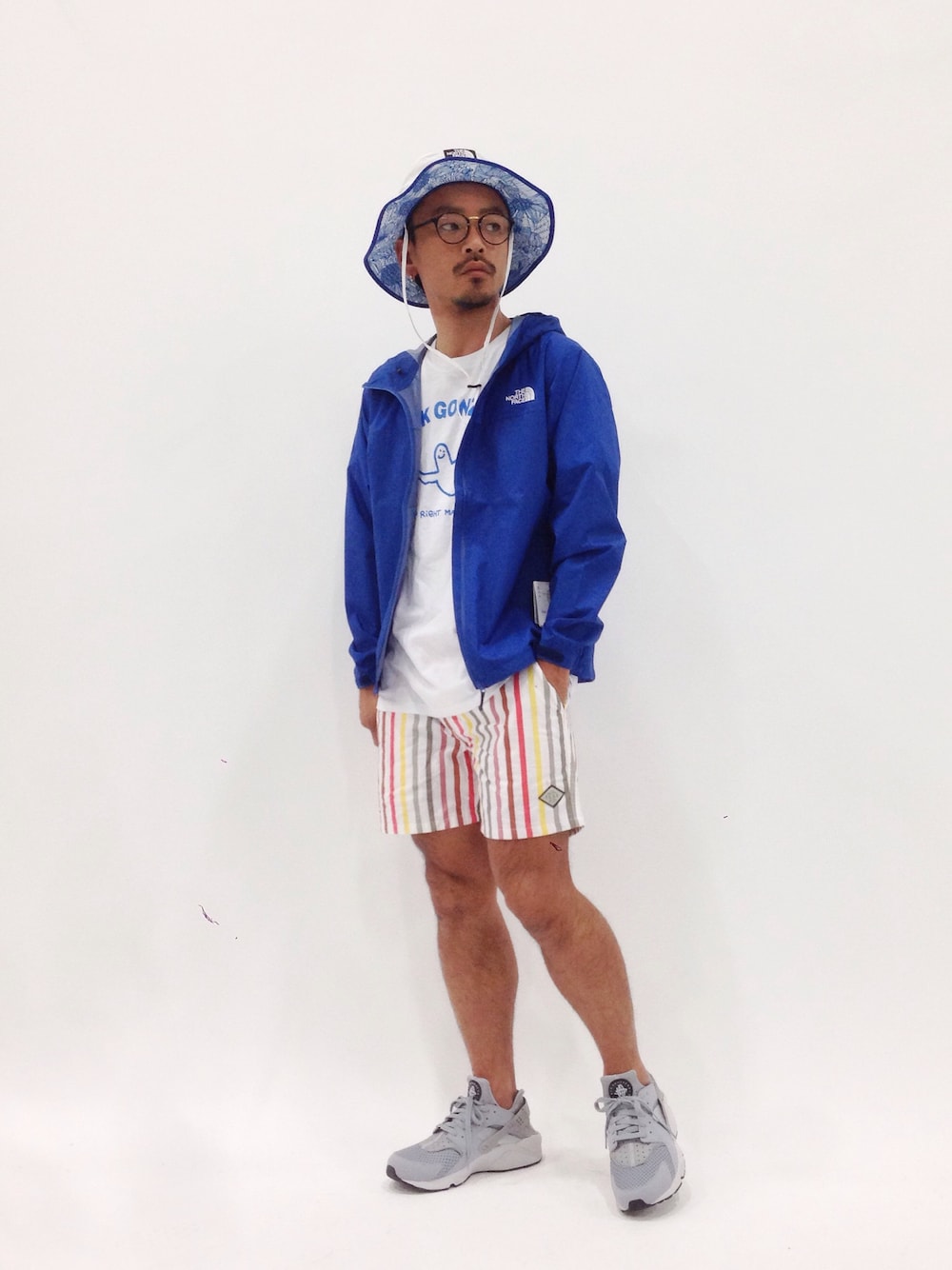 「ボーダー、マークゴンザレス、THE NORTH FACE、ハラチライト、フラワー柄、膝上ショーツ」｜「NANO universeのNIKE/ AIR HUARACHE（スニーカー、グレー系）」を使った、FIVEDAYCITYさん（メンズ・171cm）の春コーディネートの1枚目の写真