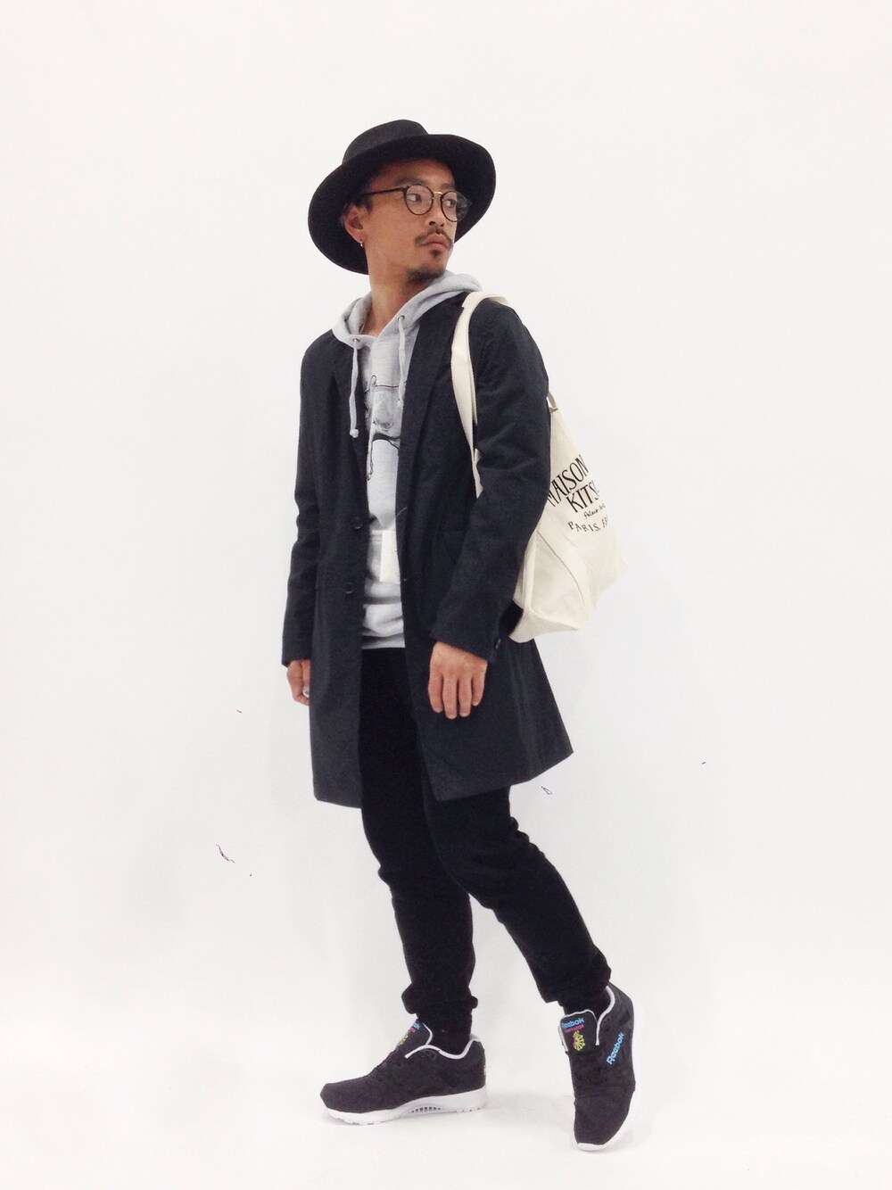 「チェスターコート、MAISON KITSUNE、モノトーン、プルオーバーパーカー、モノトーンコーデ、ANTI HERO」｜「ivory courtのC/NY ストレッチチェスターコート（チェスターコート、ブラック系）」を使った、FIVEDAYCITYさん（メンズ・171cm）の春コーディネートの1枚目の写真