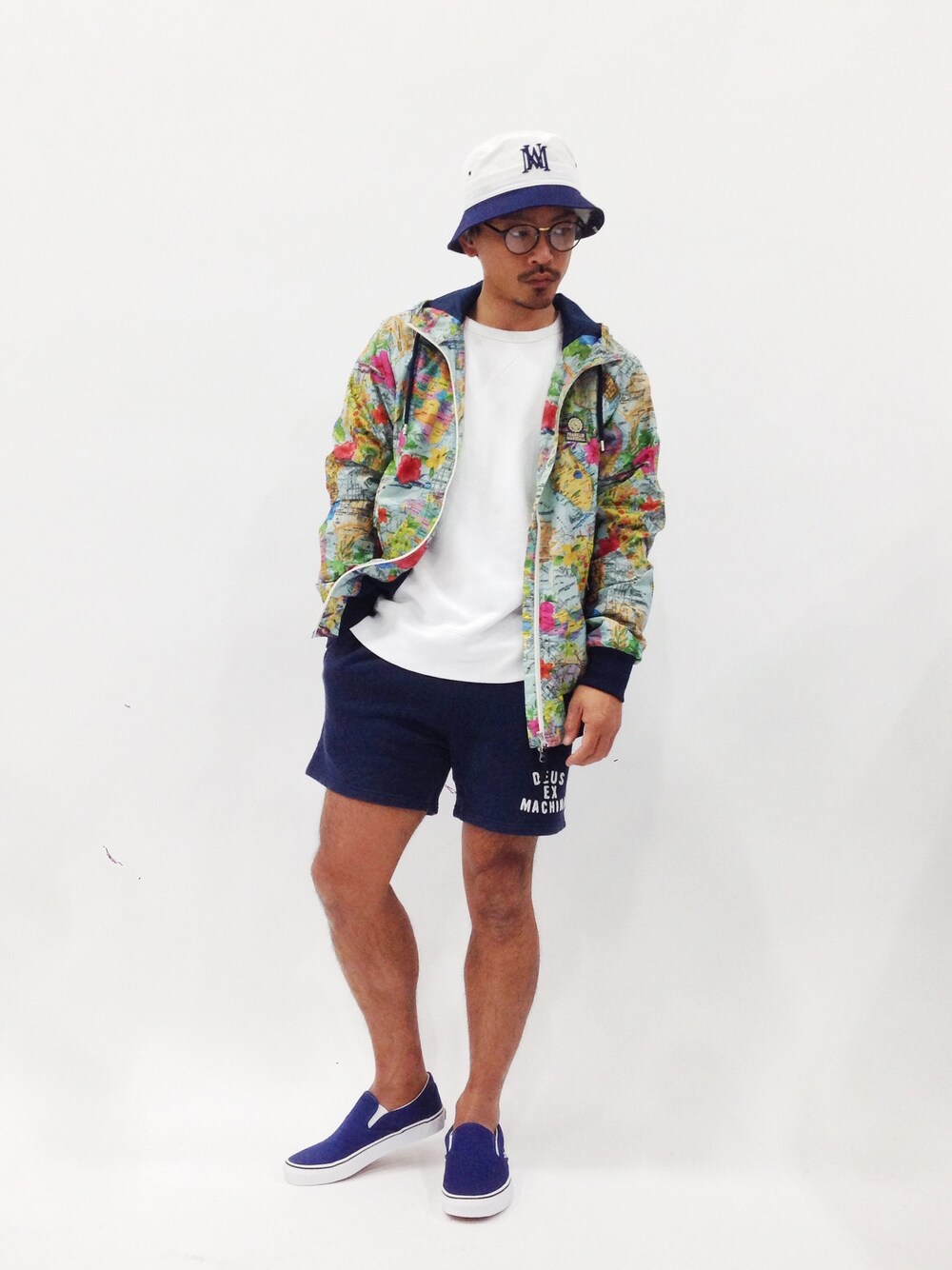 「総柄、総柄ジャケット、Franklin&Marshall、DEUS、膝上ショーツ、バゲットハット、montley 、DEUS EX MACHINA」｜「MYSELF ABAHOUSEのDEUS TED TRACK SHORT（その他パンツ、ブルー系）」を使った、FIVEDAYCITYさん（メンズ・171cm）の春コーディネートの1枚目の写真