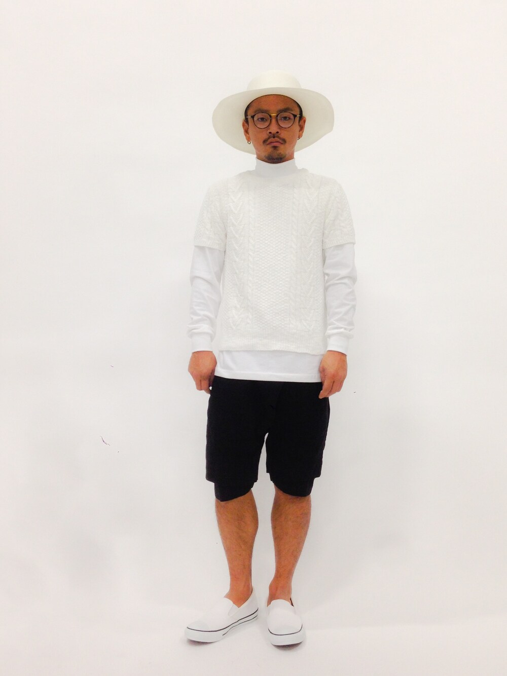 「ケーブルニット、タートルネック、journal standard、ケーブル編み、モード、EDIFICE、MONKEY TIME、パナマハット、panama hat 、Chuck Taylor」｜「EDIFICEのSORBATTI PANAMA LONG BRIM HAT（ハット、ホワイト系）」を使った、FIVEDAYCITYさん（メンズ・171cm）の春コーディネートの1枚目の写真