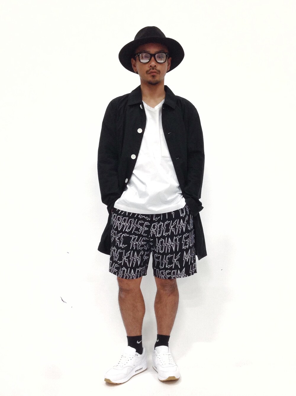 「ブラックコーデ、journal standard、WACKO MARIA 、スプリングコート、ブラック×ホワイト、ツバ広ハット、スプリングコーデ、SENSE OF PLACE、つばひろハット」｜「SENSE OF PLACE by URBAN RESEARCHのタイプライターオーバーシャツ(七分)（シャツ/ブラウス、ホワイト系）」を使った、FIVEDAYCITYさん（メンズ・171cm）の春コーディネートの1枚目の写真