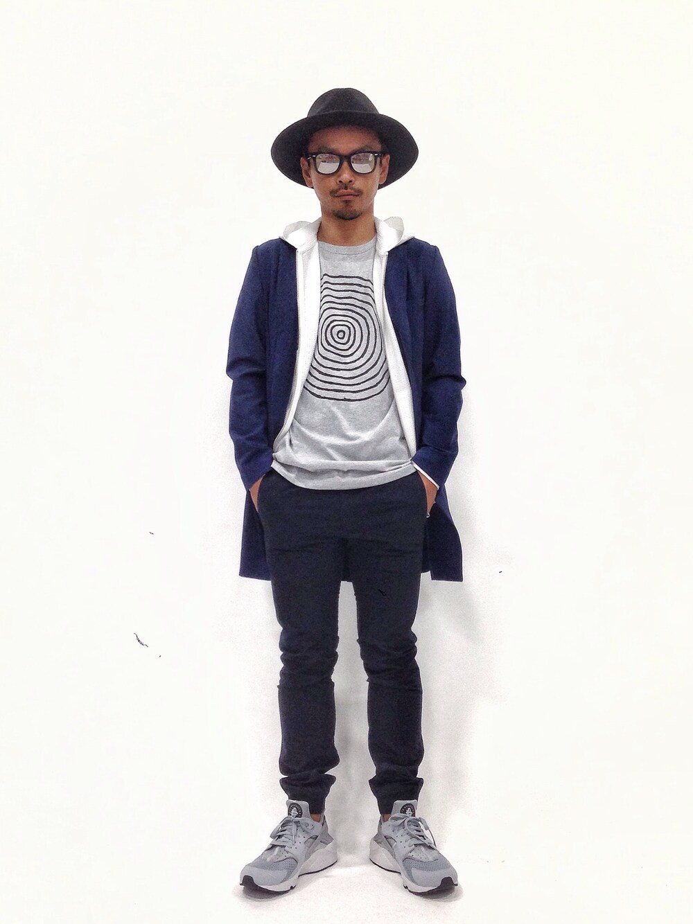 「チェスターコート、united arrows、STUDIOUS、LOUNGE LIZARD、agnes b.」｜「BEAUTY&YOUTH UNITED ARROWSの□BTR SEERSUCKER ZIP PK（パーカー、ホワイト系）」を使った、FIVEDAYCITYさん（メンズ・171cm）の春コーディネートの1枚目の写真