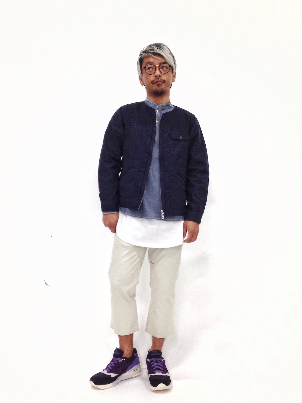 「シャンブレーシャツ、レイヤードスタイル、クロップドパンツ、ノーカラージャケット、m998」｜「NEW BALANCEのnew balance CM998 SNF	（スニーカー、パープル系）」を使った、FIVEDAYCITYさん（メンズ・171cm）の春コーディネートの1枚目の写真