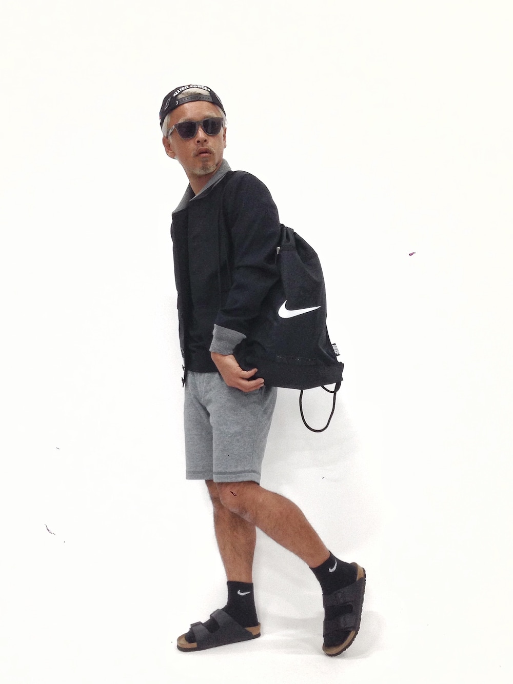 「ブルゾン、stussy、NIKE、サンダル、サンダルに靴下」｜「NIKEのNIKE ｼﾞﾑｻｯｸDS（ショルダーバッグ、ブラック系）」を使った、FIVEDAYCITYさん（メンズ・171cm）の春コーディネートの1枚目の写真