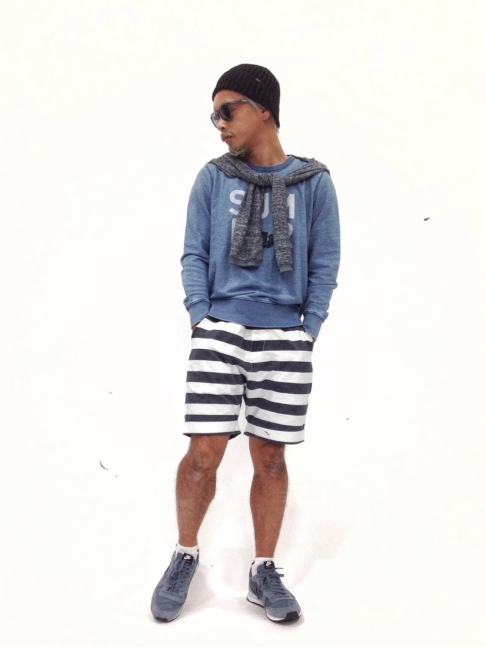 「ボーダー、サングラス、インディゴ、肩掛けカーデ、膝上ショーツ」｜「BLUE WORKのBLUE WORK BEACH GROGRAIN [BEACH SHORTS]（その他パンツ、その他）」を使った、FIVEDAYCITYさん（メンズ・171cm）の春コーディネートの1枚目の写真