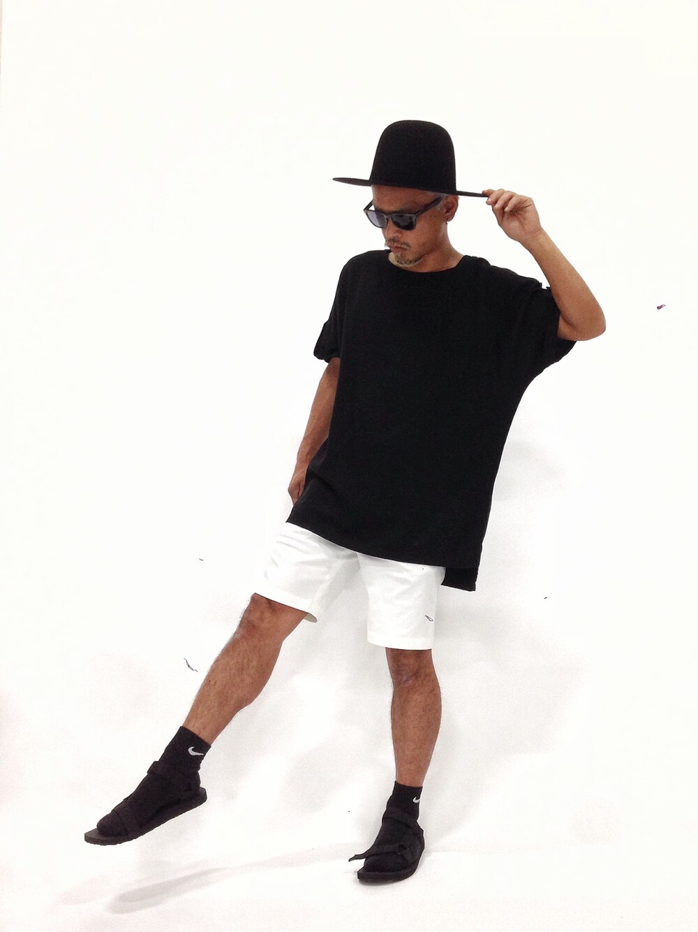 「ハット、モノトーン、モノトーンコーデ、teva、サンダルに靴下」｜「BEAUTY&YOUTH UNITED ARROWSの□BST TECH CHINO NP SRT（その他パンツ、ホワイト系）」を使った、FIVEDAYCITYさん（メンズ・171cm）の春コーディネートの1枚目の写真