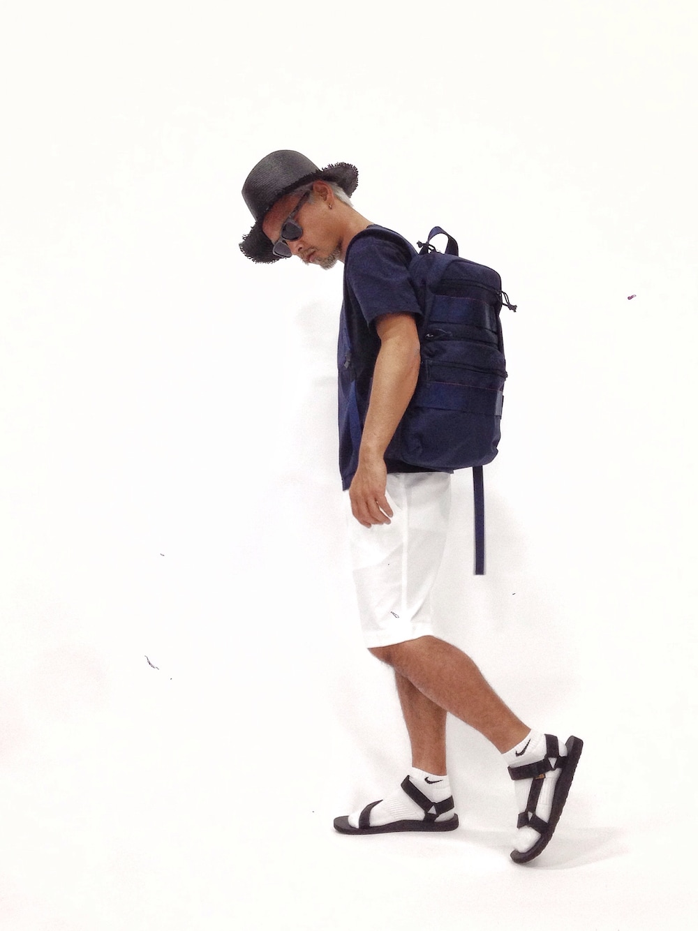 「BEAMS、ハット、briefing、teva、サンダルに靴下」｜「BRIEFINGのBRIEFING×BEAMS PLUS / 別注 PC URBAN SACK（バックパック/リュック、ブルー系）」を使った、FIVEDAYCITYさん（メンズ・171cm）の春コーディネートの1枚目の写真