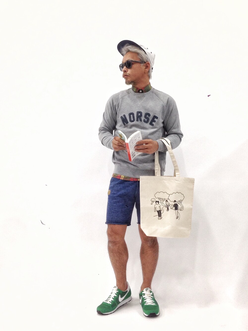 「チェックシャツ、ナイキ、レミレリーフ、ジェットキャップ、エコバッグ」｜「TOKYO CULTUART by BEAMSのSaturday~TotSet2（トートバッグ、ベージュ系）」を使った、FIVEDAYCITYさん（メンズ・171cm）の春コーディネートの1枚目の写真