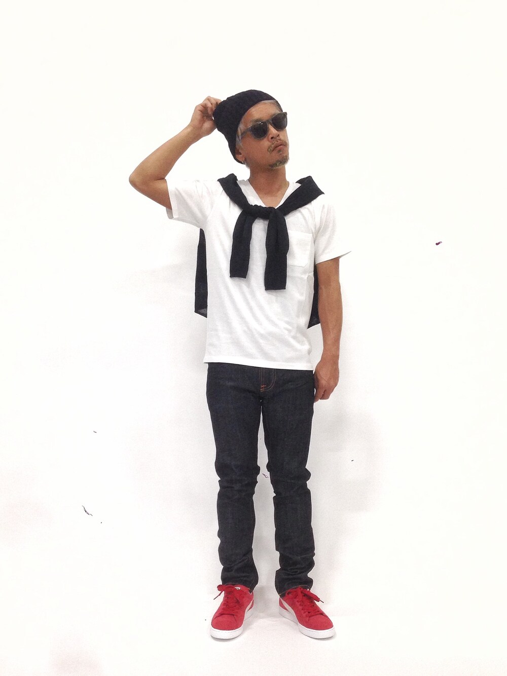 「デニム、ニットキャップ、Vネック、肩掛けカーデ、一色コーデ」｜「Nudie JeansのTHIN FINN/ORG.DRY TWILL（デニムパンツ、ブルー系）」を使った、FIVEDAYCITYさん（メンズ・171cm）の春コーディネートの1枚目の写真