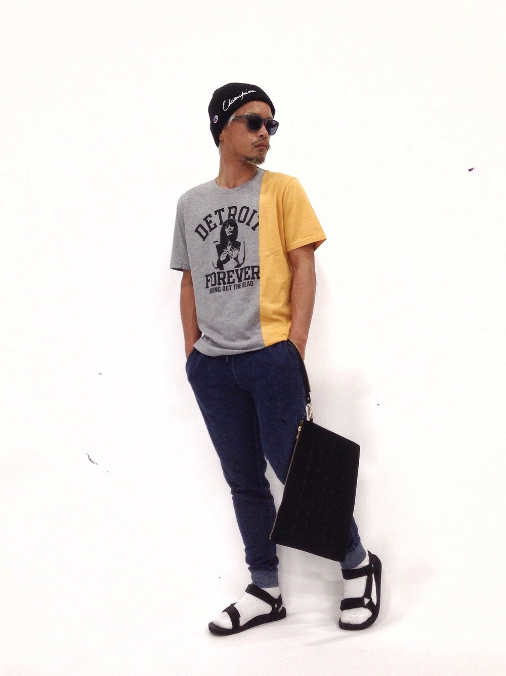 「Champion、サンダル、ヒステリックグラマー、teva、サンダルに靴下」｜「ChampionのChampion Knit Cap（ニットキャップ/ビーニー、ブラック系）」を使った、FIVEDAYCITYさん（メンズ・171cm）の春コーディネートの1枚目の写真