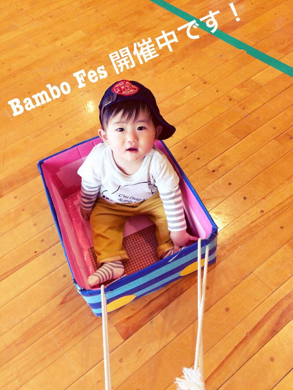 ホワイト系のTシャツ/カットソー、イエロー系のその他パンツ、その他のその他を着用したキッズの春コーディネートの1枚目の写真