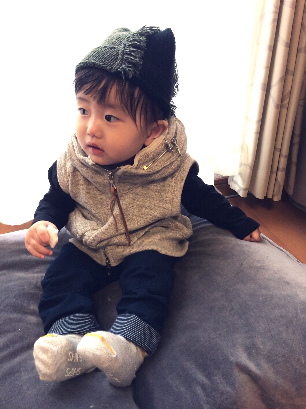 ベージュ系のベスト、ブラック系のTシャツ/カットソー、ブルー系のチノパンツを着用したキッズの夏コーディネートの1枚目の写真