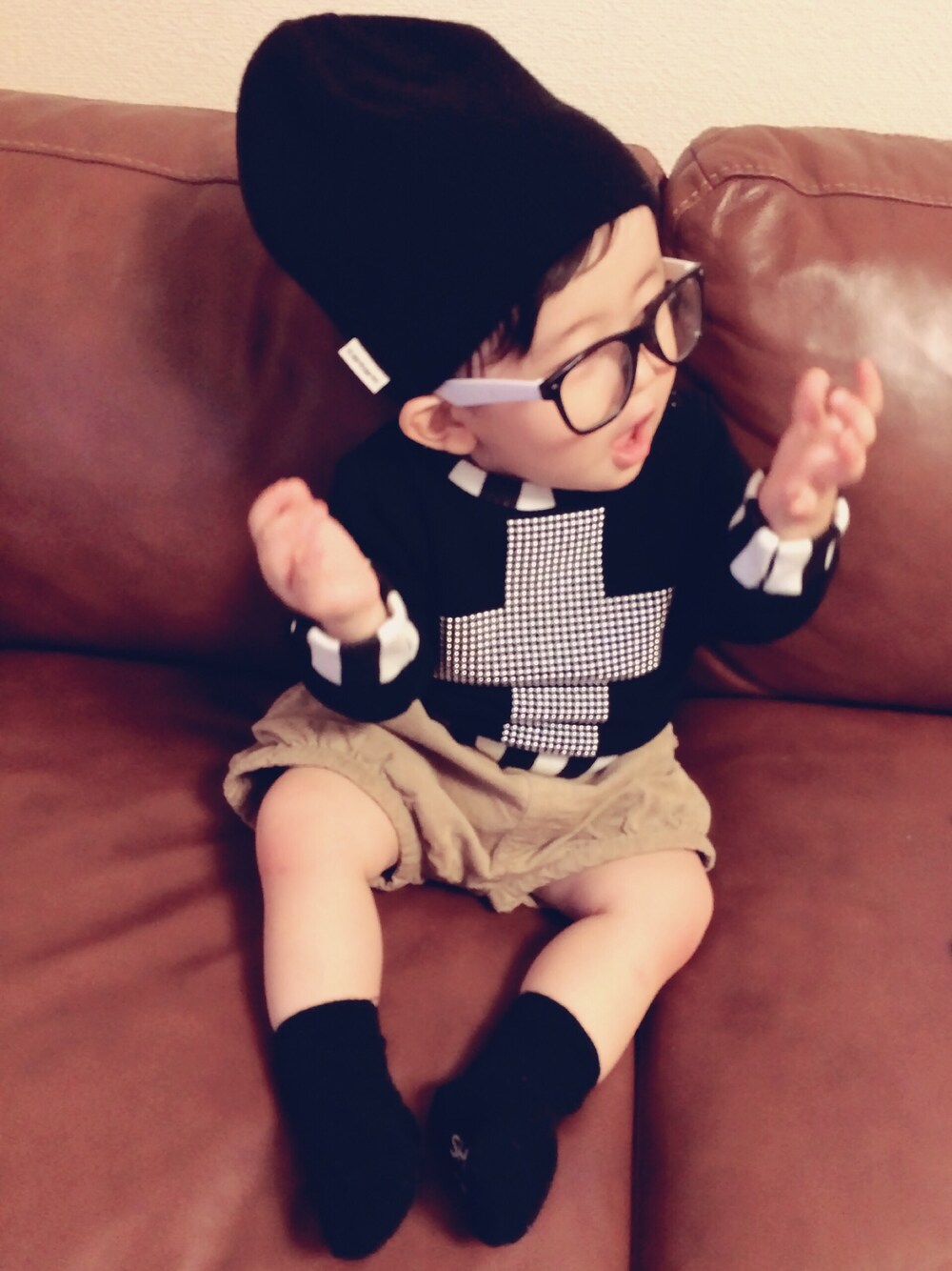 ブラック系のスウェット、ベージュ系のその他パンツ、ブラック系のニットキャップ/ビーニーを着用したキッズの秋コーディネートの1枚目の写真