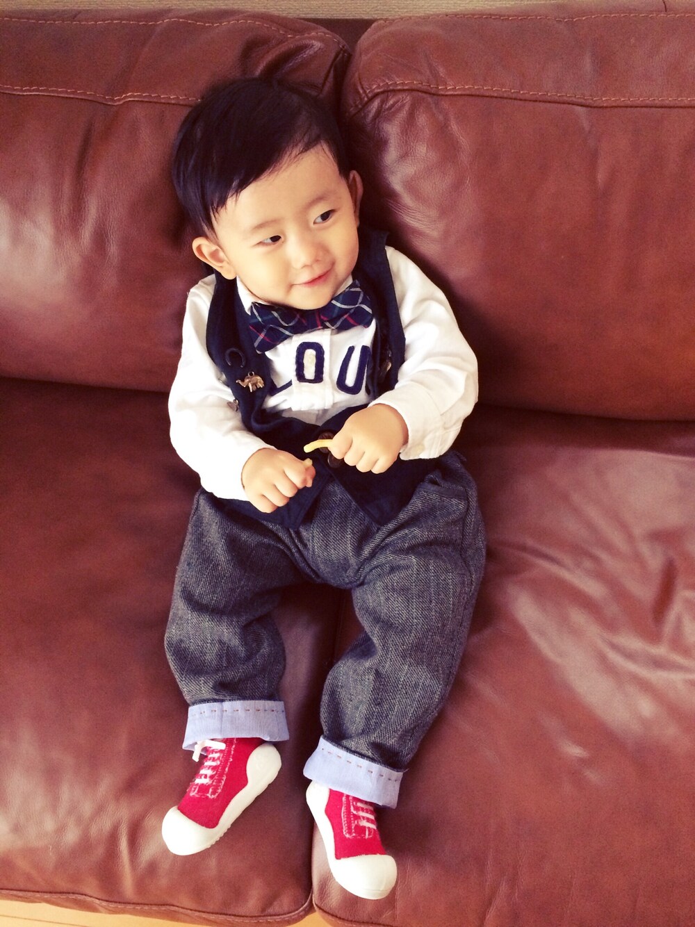 ホワイト系のシャツ/ブラウス、ブラック系のベスト、グレー系のスラックスを着用したキッズの秋コーディネートの1枚目の写真