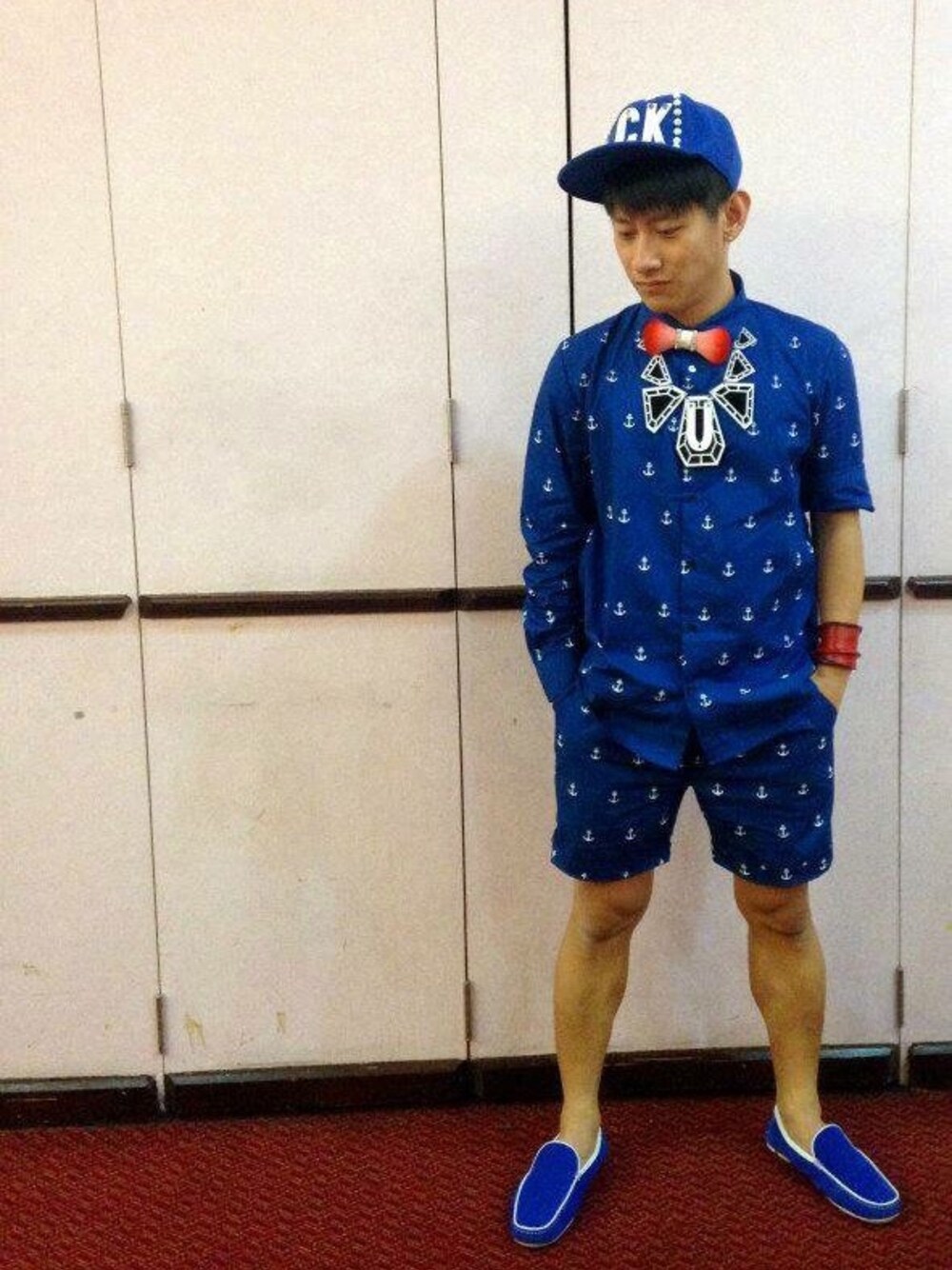 「blue、print、SET」｜「Darkのアイテム（シャツ/ブラウス、ブルー系）」を使った、Jimmy Wongさん（メンズ・170cm）の春コーディネートの1枚目の写真