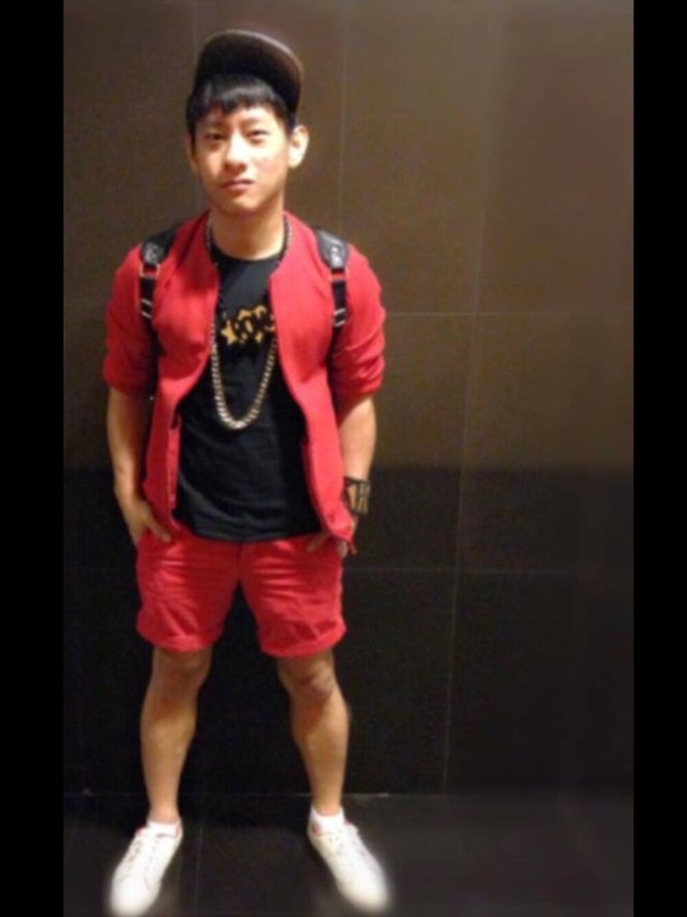 「WEARISTASG、red、GUCCI、PRADA」｜「ZARAのアイテム（Tシャツ/カットソー、ブラック系）」を使った、Jimmy Wongさん（メンズ・170cm）の春コーディネートの1枚目の写真