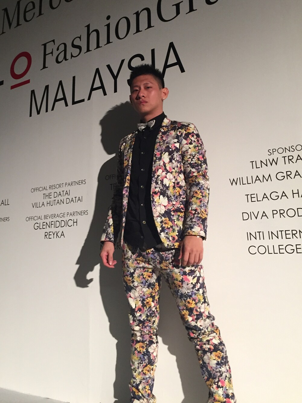 「GUCCIのアイテム（蝶ネクタイ、シルバー系）」を使った、Jimmy Wongさん（メンズ・170cm）の春コーディネートの1枚目の写真