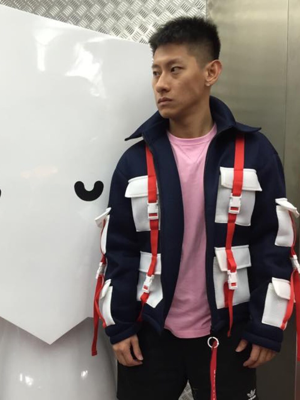 「q design and playのアイテム（その他アウター、ブルー系）」を使った、Jimmy Wongさん（メンズ・170cm）の春コーディネートの1枚目の写真