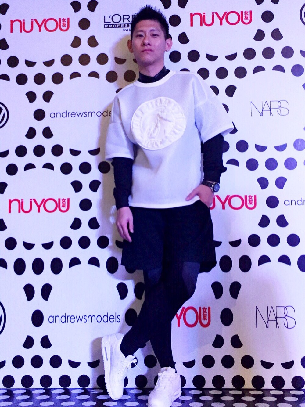 「q design and playのアイテム（Tシャツ/カットソー、ホワイト系）」を使った、Jimmy Wongさん（メンズ・170cm）の春コーディネートの1枚目の写真