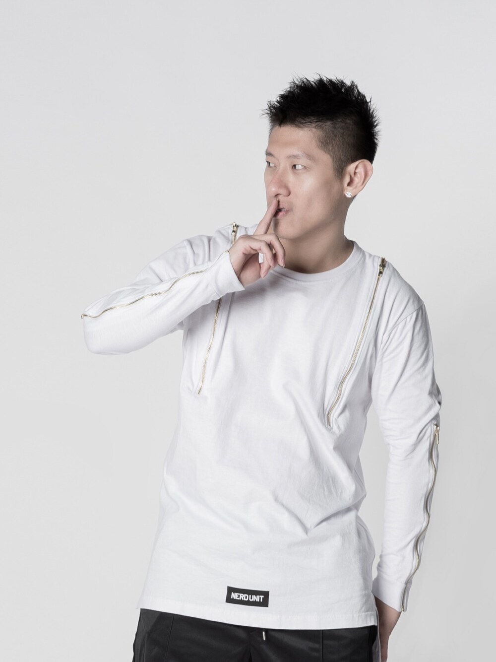 「fabspyのアイテム（スウェット、ホワイト系）」を使った、Jimmy Wongさん（メンズ・170cm）の春コーディネートの1枚目の写真