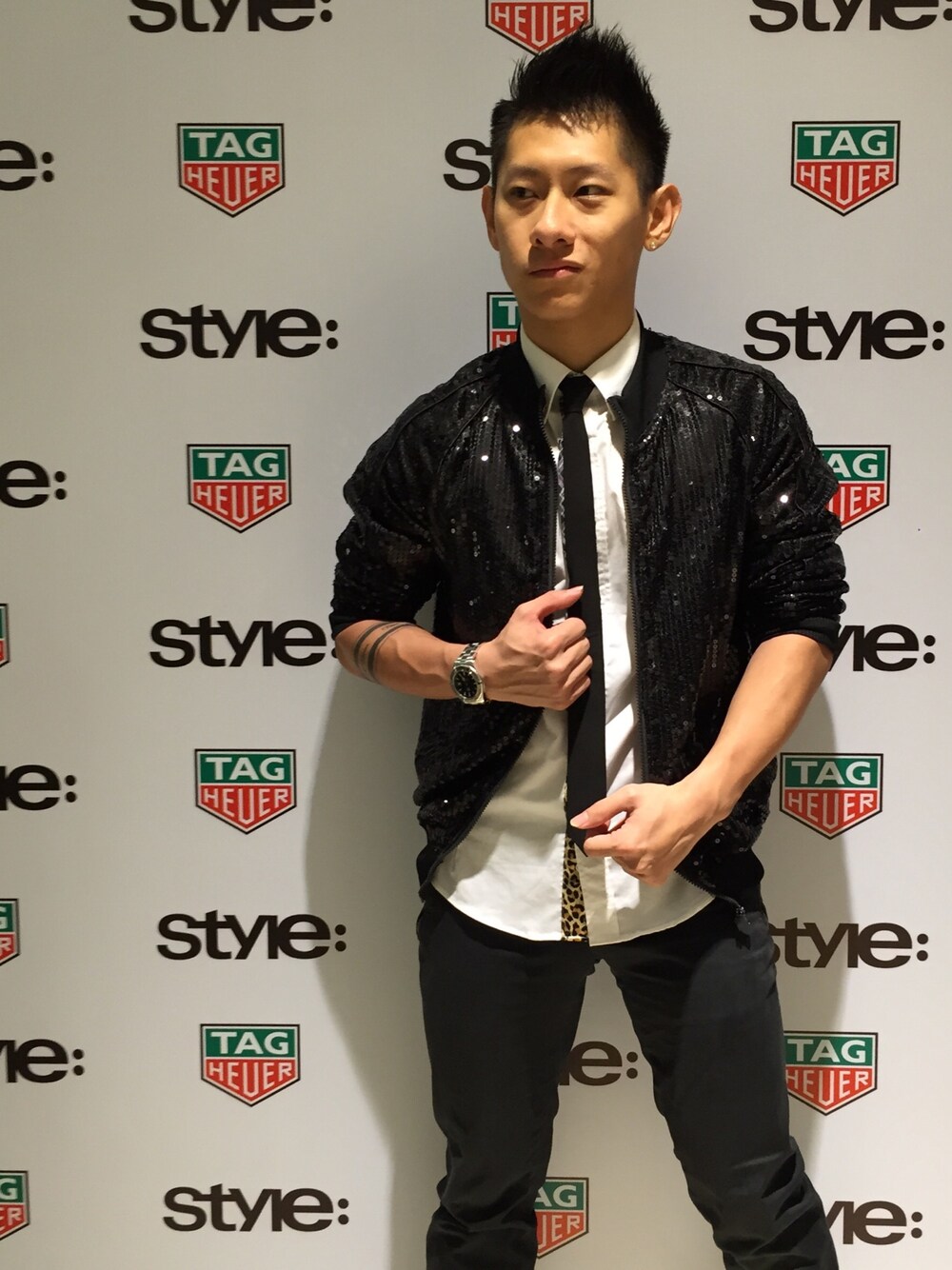 「TAG Heuerのアイテム（アナログ腕時計、シルバー系）」を使った、Jimmy Wongさん（メンズ・170cm）の春コーディネートの1枚目の写真