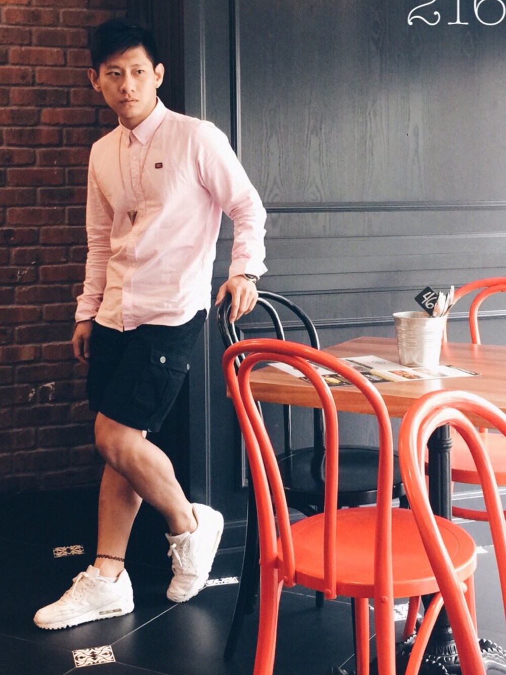 「:CHOCOOLATEのアイテム（シャツ/ブラウス、ピンク系）」を使った、Jimmy Wongさん（メンズ・170cm）の秋コーディネートの1枚目の写真