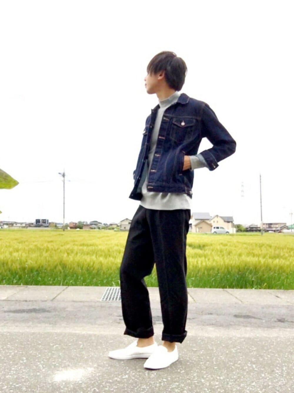 ブルー系のデニムジャケット、グレー系のスウェット、ブラック系のスラックスを着用したメンズの春コーディネートの1枚目の写真