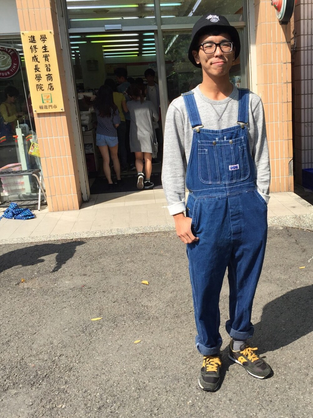 「吊帶褲 、stussy、blue、UNIQLO、漁夫帽、leisurewear、loafer、hat、denim、jeans」｜「BIG SMITHのアイテム（サロペット/オーバーオール、ブルー系）」を使った、Felixさん（メンズ・172cm）の秋コーディネートの1枚目の写真