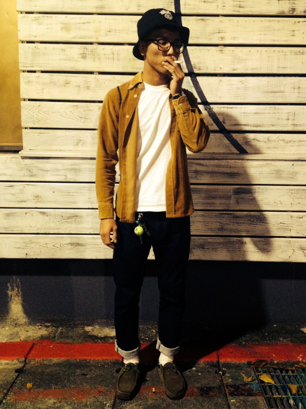「black and white、stussy、vintage、Hanes、white、black、ootd、hat」｜「HANESのアイテム（Tシャツ/カットソー、ホワイト系）」を使った、Felixさん（メンズ・172cm）の秋コーディネートの1枚目の写真