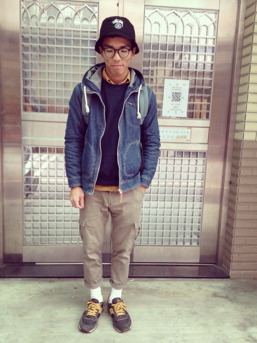 「hat、grn、vintage、Champion、plain-me、saucony、glasses、glasense、ootd、streetfashion」｜「Championのアイテム（その他トップス、ブルー系）」を使った、Felixさん（メンズ・172cm）の冬コーディネートの1枚目の写真