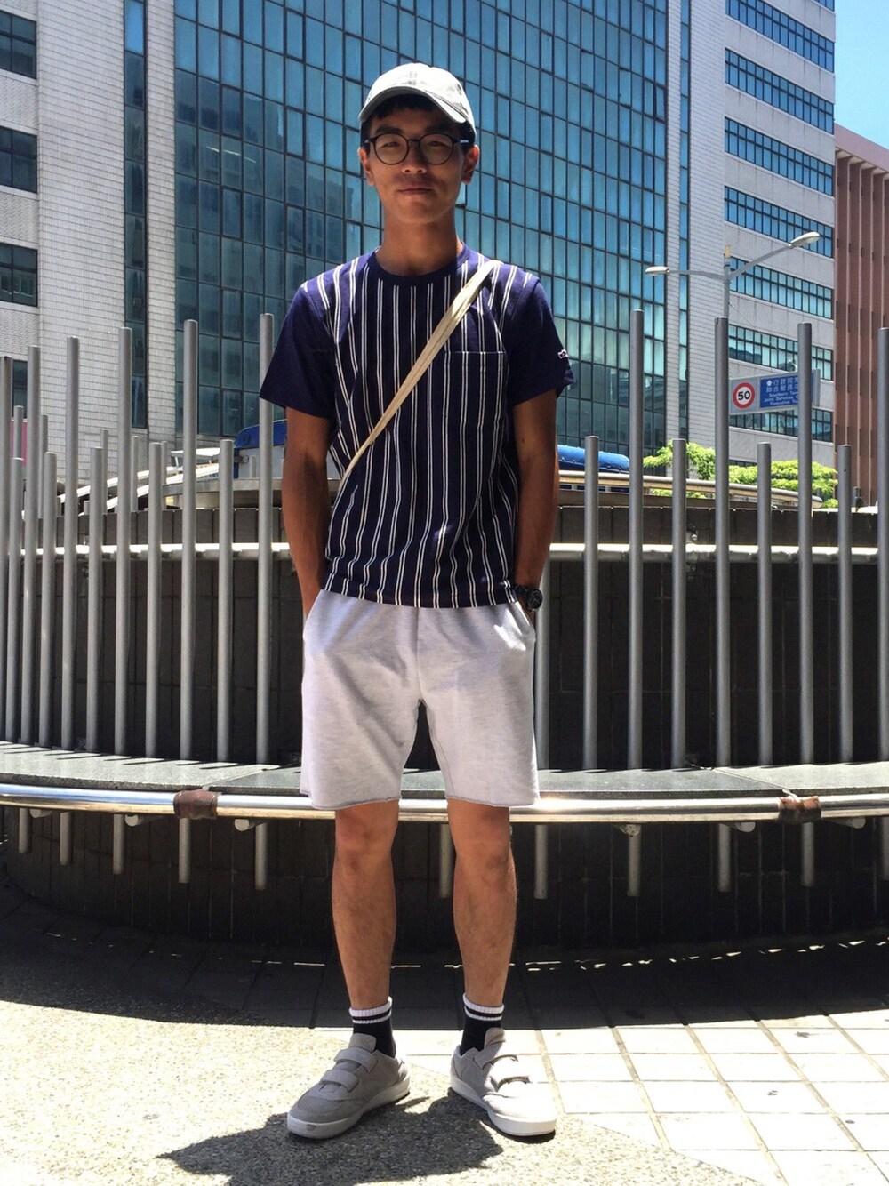 「夏、REDKAP、New Balance、otto、grn、bread & boxers」｜「grnのアイテム（Tシャツ/カットソー、ブルー系）」を使った、Felixさん（メンズ・172cm）の夏コーディネートの1枚目の写真
