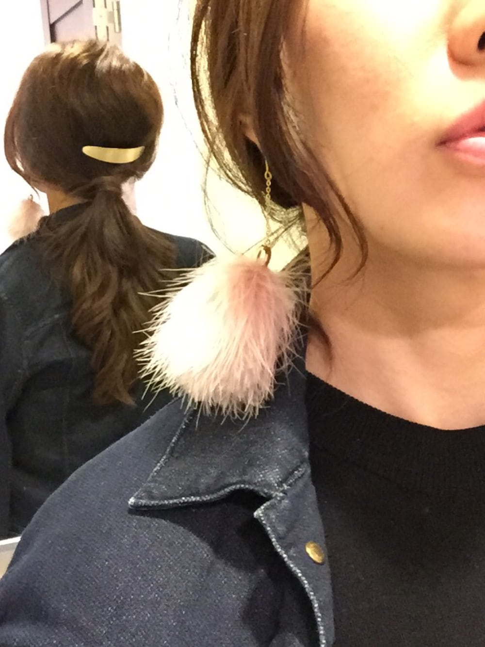 「ファーピアス、ヘアアレンジ、ヘアアクセ、ポニーテール、フワフワピアス」｜「PHEENYのアイテム（デニムジャケット、ブルー系）」を使った、am.    ☺︎さん（レディース・158cm）の秋コーディネートの1枚目の写真