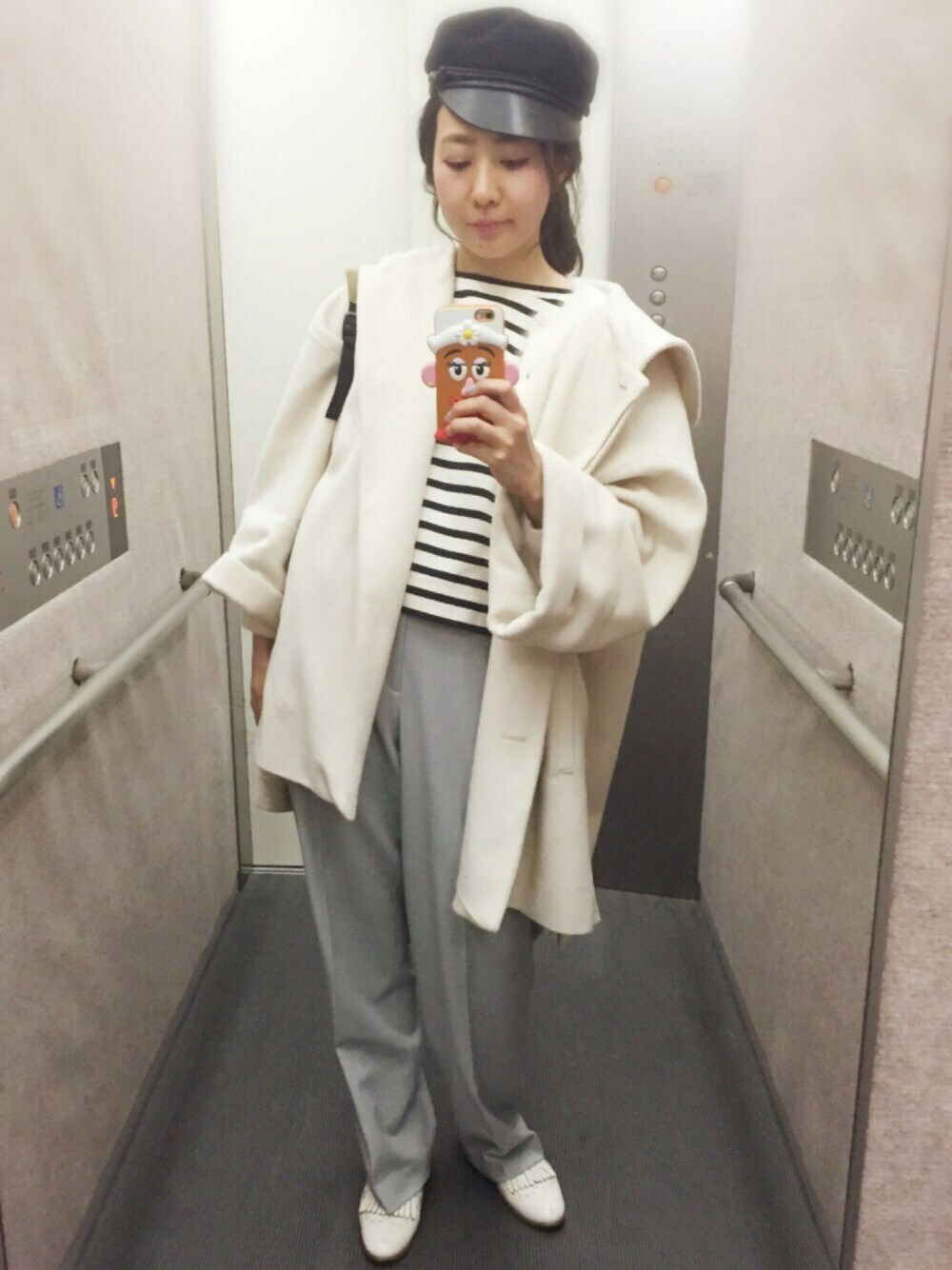 ホワイト系のTシャツ/カットソー、ホワイト系のその他シューズ、グレー系のその他パンツを着用したレディースの春コーディネートの1枚目の写真