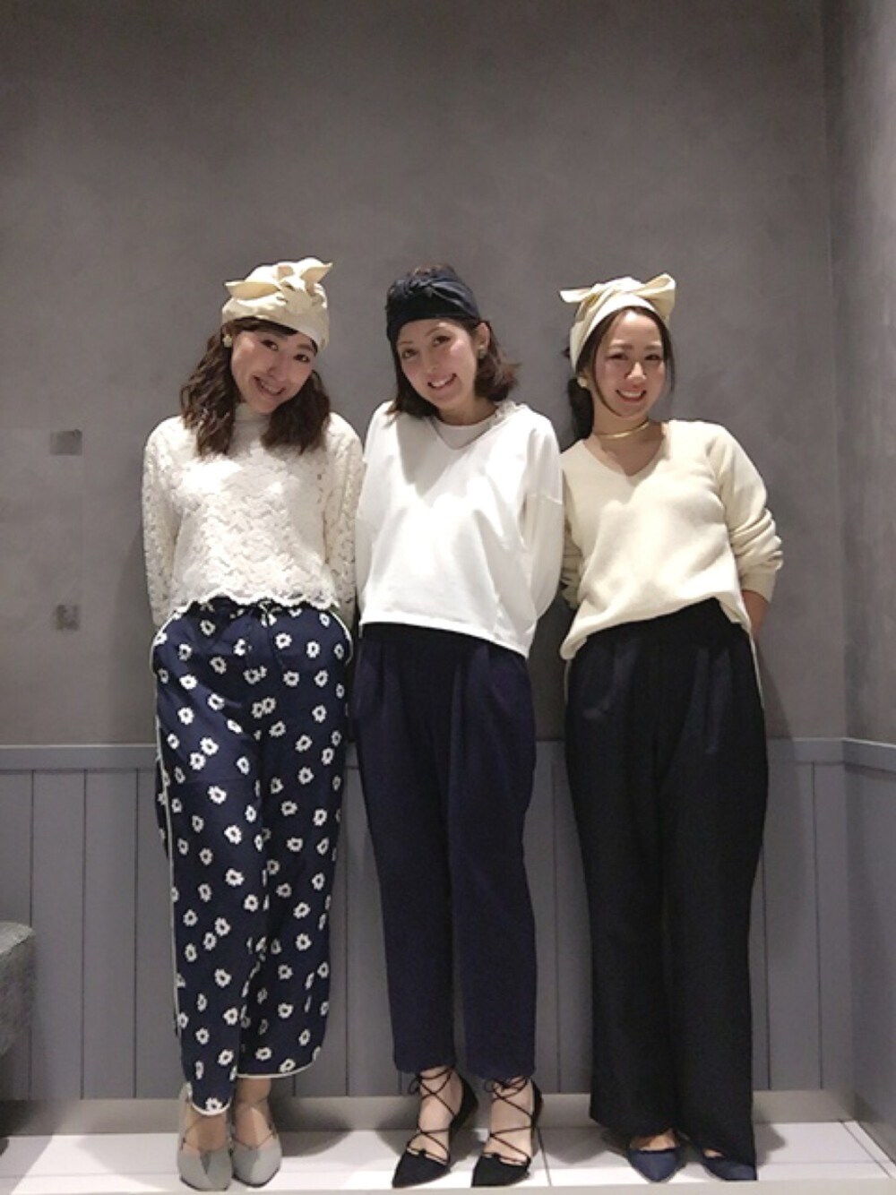 ブルー系のその他パンツ、ブルー系のその他シューズ、ホワイト系のニット/セーターを着用したレディースの春コーディネートの1枚目の写真