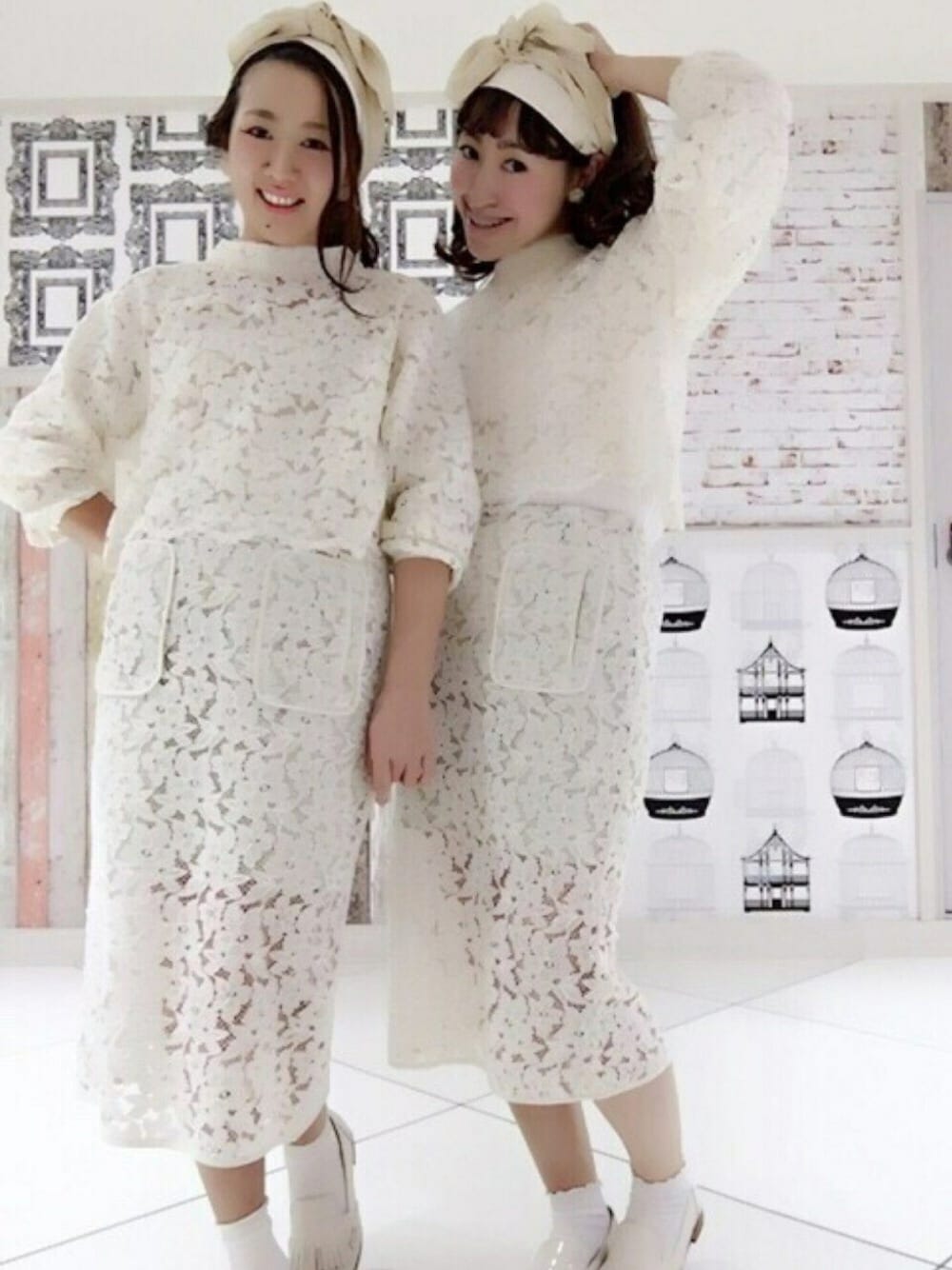 ホワイト系のトップス、ホワイト系のスカート、ホワイト系のその他シューズを着用したレディースの春コーディネートの1枚目の写真