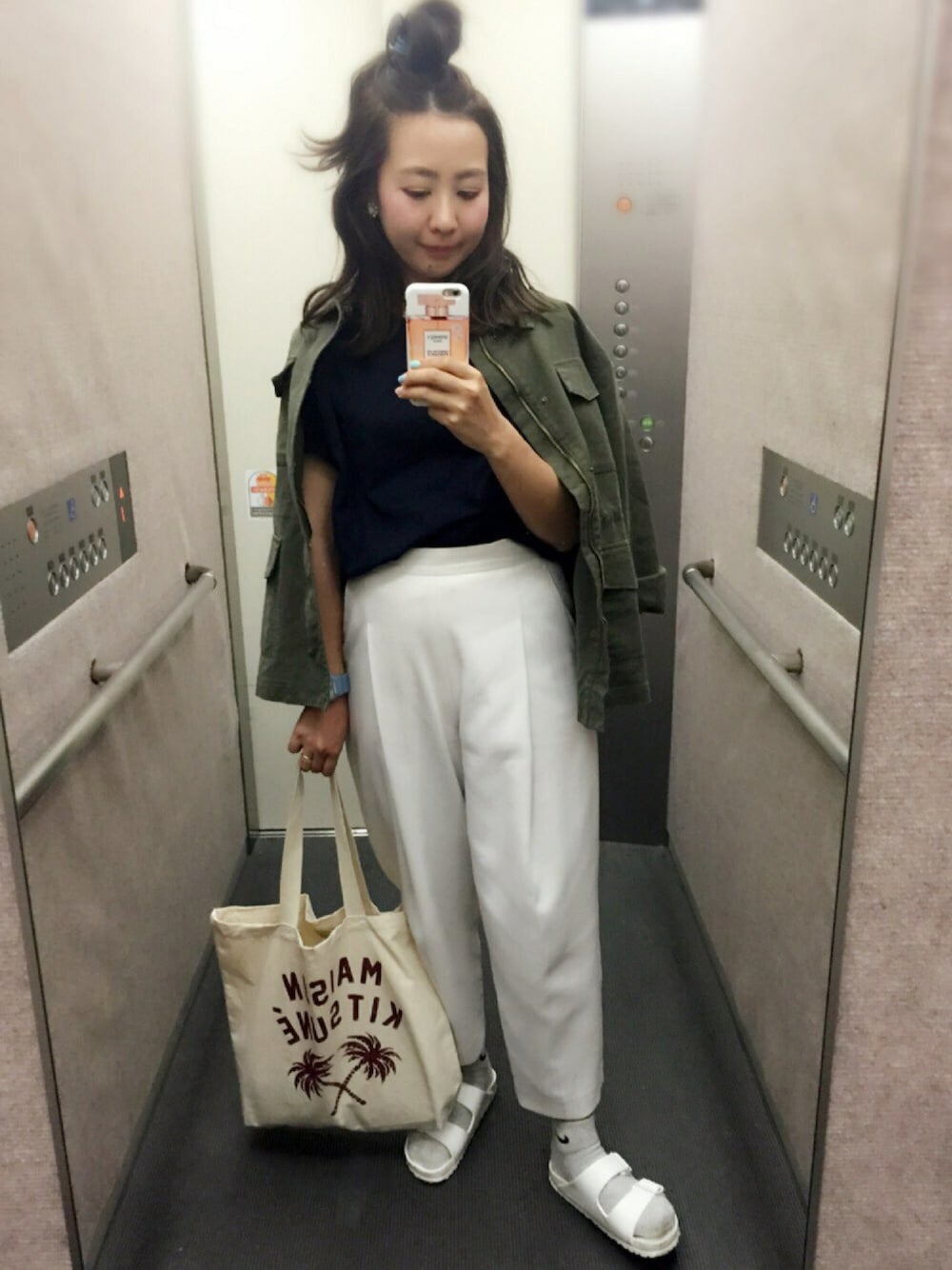 ホワイト系のその他パンツ、グリーン系のその他アウター、ブルー系のTシャツ/カットソーを着用したレディースの春コーディネートの1枚目の写真