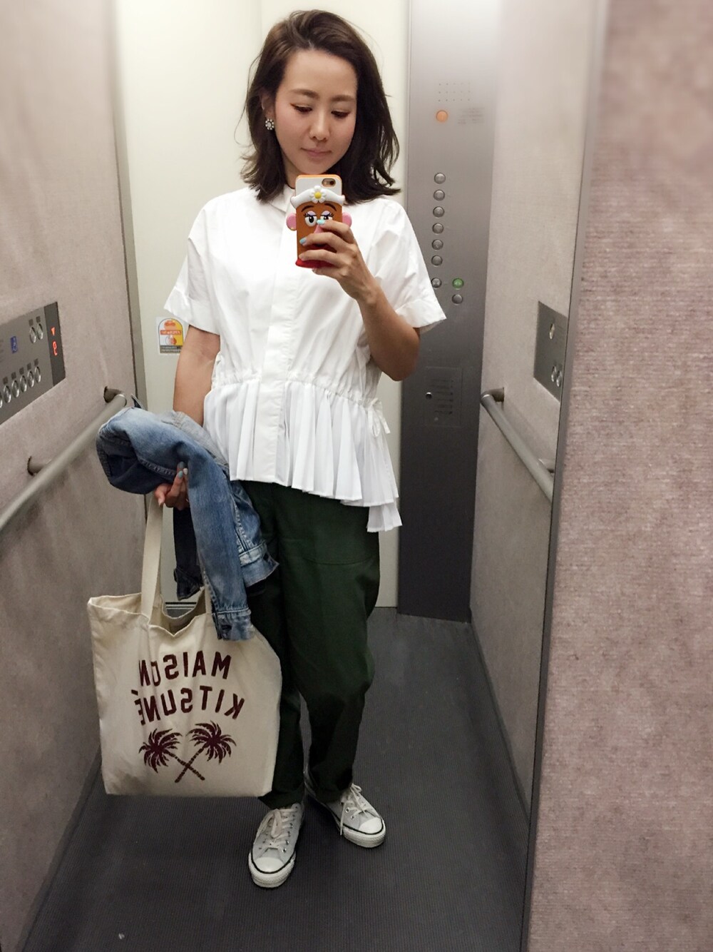 ホワイト系のシャツ/ブラウス、グリーン系のその他パンツ、ブルー系のデニムジャケットを着用したレディースの夏コーディネートの1枚目の写真