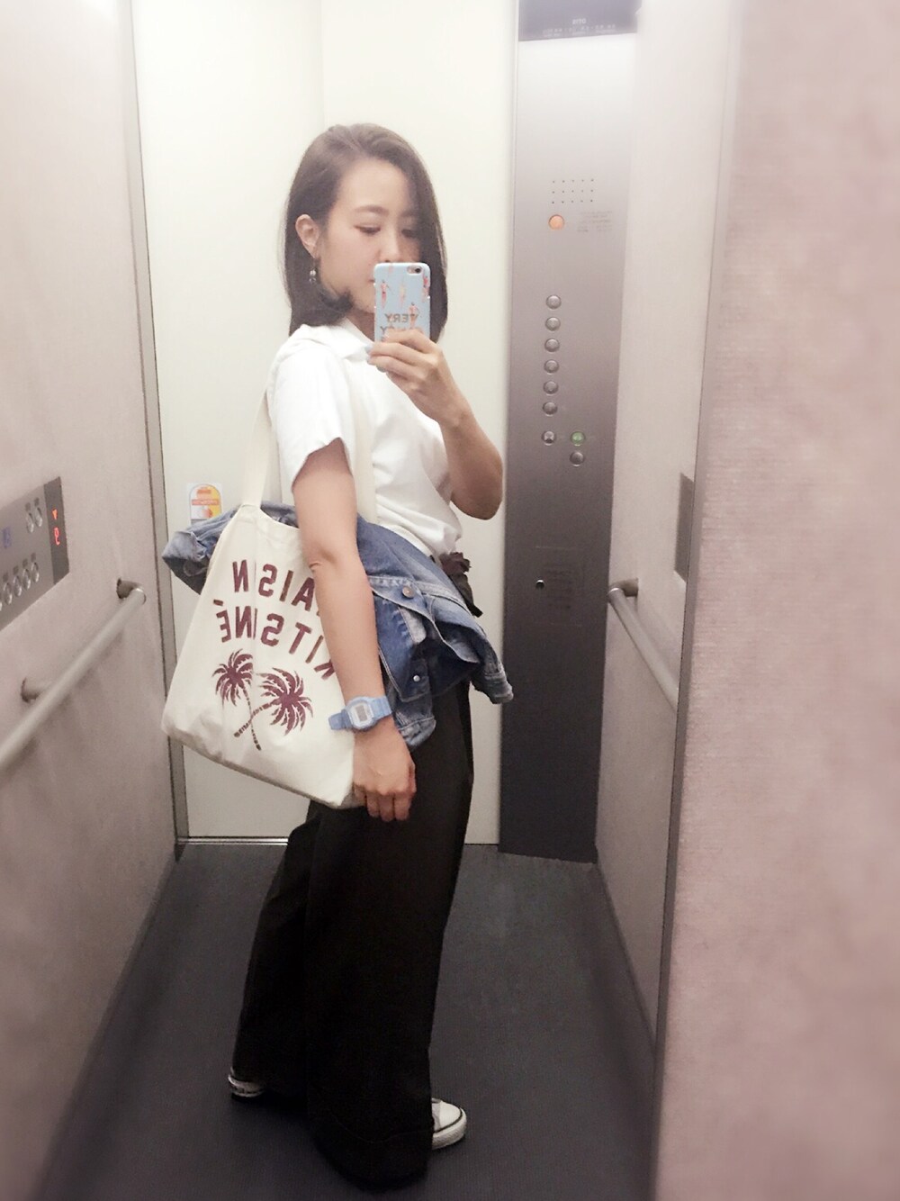 ホワイト系のTシャツ/カットソー、グレー系のスニーカー、ホワイト系のトートバッグを着用したレディースの夏コーディネートの1枚目の写真