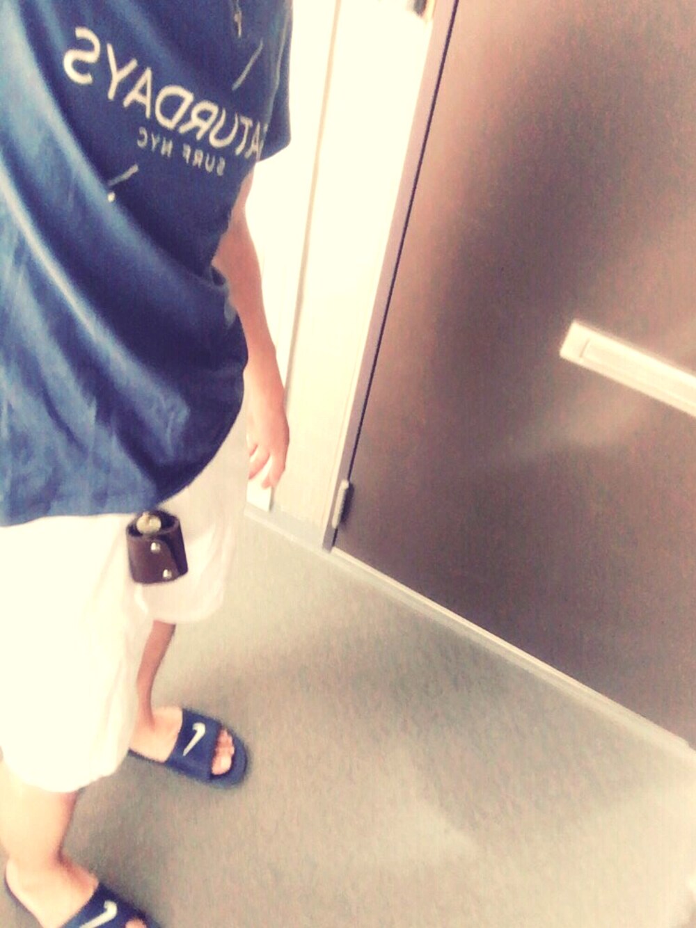 「暑い、夏、スポーツサンダル」｜「Saturdays NYCのSATURDAYS SURF NYC×BEAMS / 別注 ロゴ Tシャツ（Tシャツ/カットソー、ブルー系）」を使った、みずさん（メンズ・170cm）の夏コーディネートの1枚目の写真