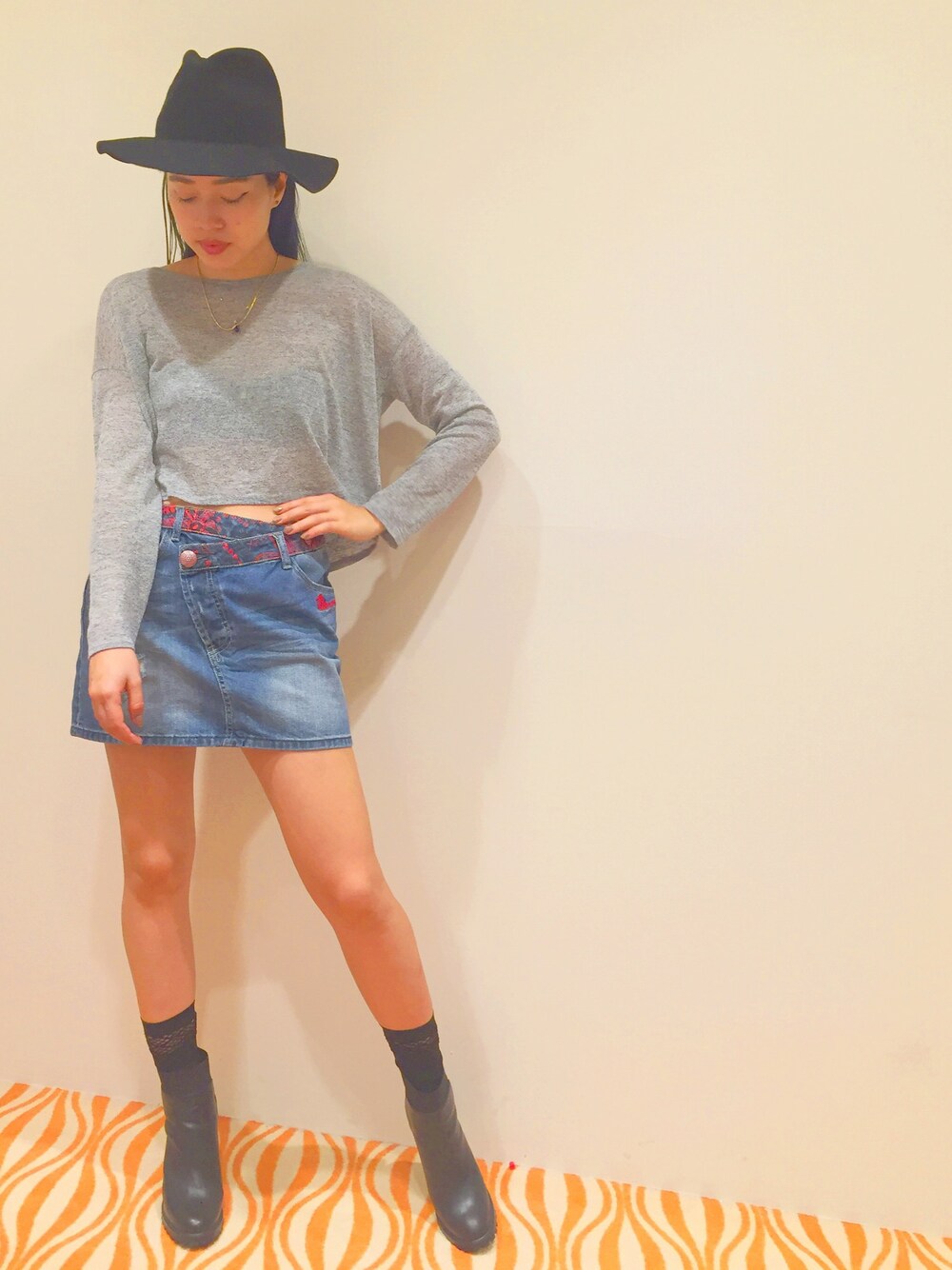 「Desigual、スカート、スカートスタイル、STYLE、skirt、denim、デニム、デニムスカート、ハット、mydesigual」｜「Desigualの「Desigual/デシグアル」刺繍デニムスカート（デニムスカート、ブルー系）」を使った、tattyさん（レディース・165cm）の秋コーディネートの1枚目の写真