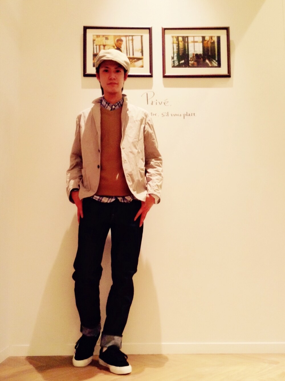 ベージュ系のテーラードジャケット、ブラウン系のシャツ/ブラウス、ブルー系のデニムパンツを着用したメンズの春コーディネートの1枚目の写真