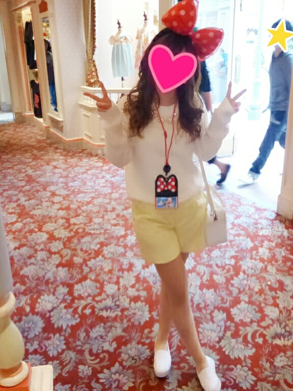 「ディズニー、アウトドアスタイル、春のレジャースタイル、誕生日、INDIVI、swingle、BE RADIANCE、keds、snidel」｜「Disneyのアイテム（カチューシャ、レッド系）」を使った、miniminnieさん（レディース・148cm）の春コーディネートの1枚目の写真