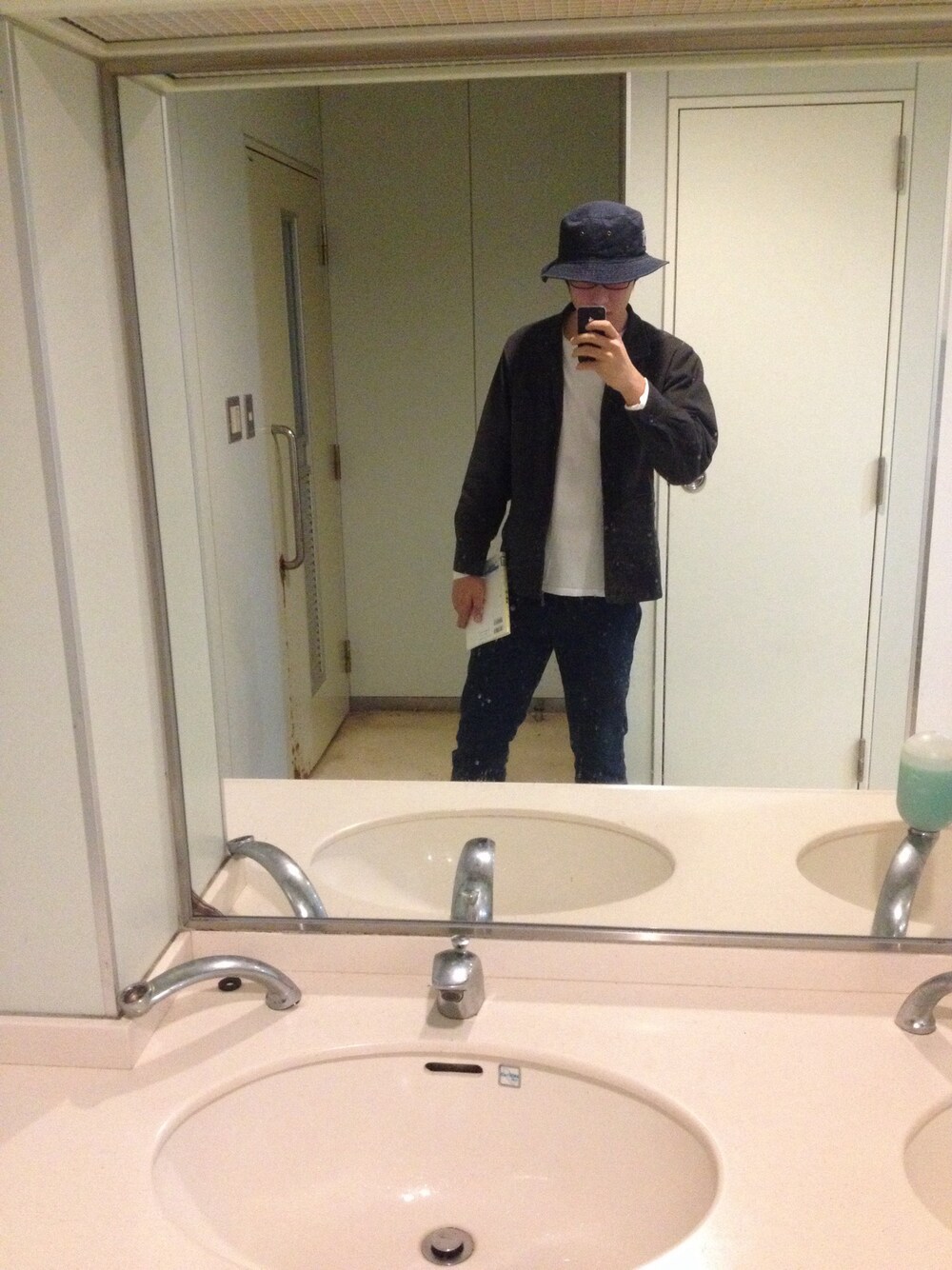 「working style、古着、バケットハット、めがね」｜「Dickiesのアイテム（チノパンツ、ブルー系）」を使った、ひかるんさん（メンズ・180cm）の秋コーディネートの1枚目の写真