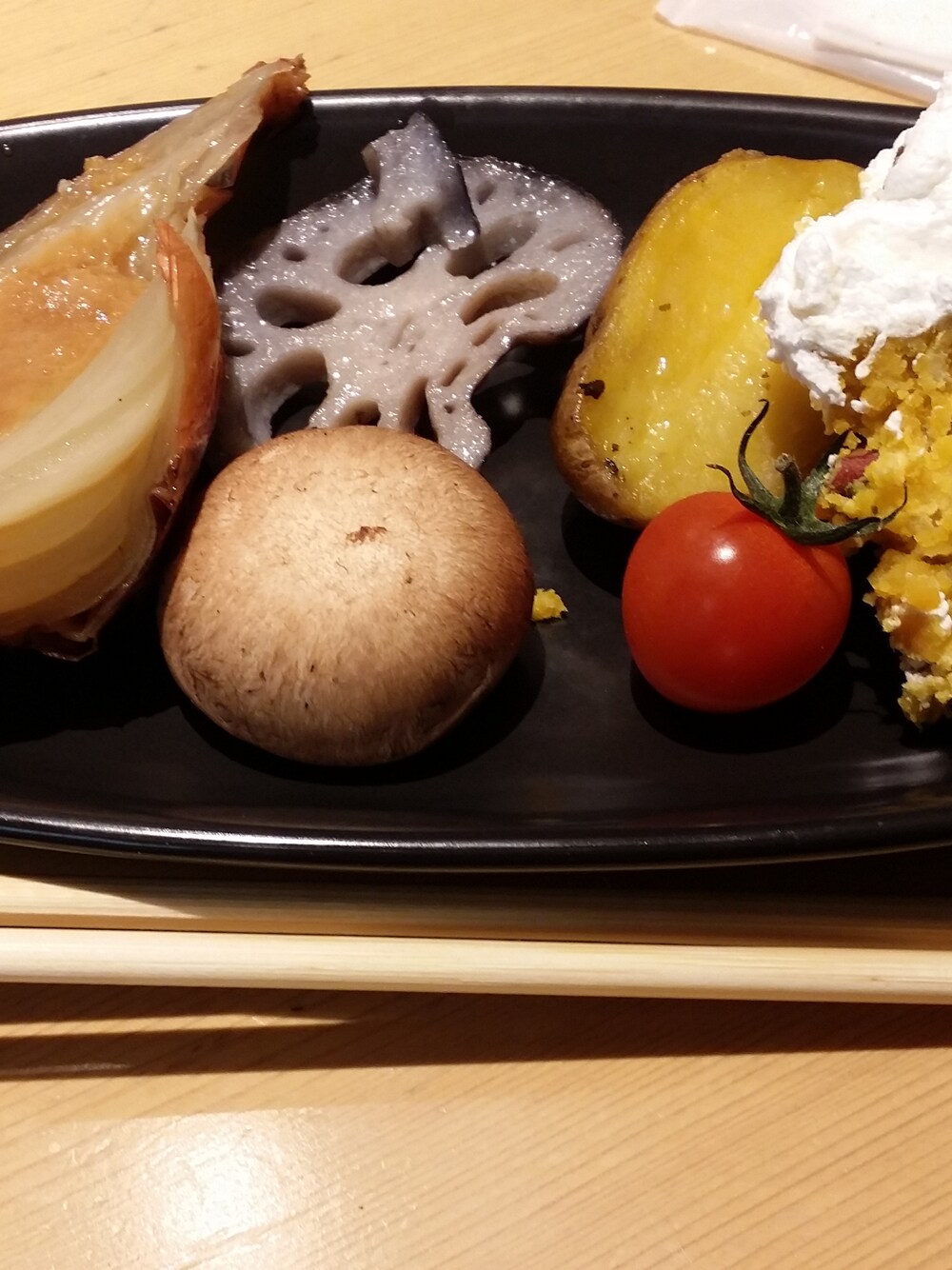 「北海道産　じゃがいものアイテム（シャツ/ブラウス、ベージュ系）」を使った、こぐまさん（レディース・50cm）の冬コーディネートの1枚目の写真