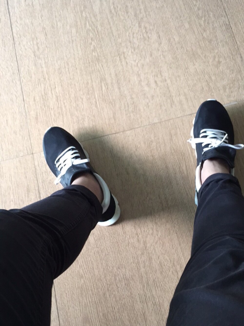 「RICK OWENS」｜「Rick Owensのアイテム（スニーカー、ブラック系）」を使った、Lucas Choiさん（メンズ・170cm）の春コーディネートの1枚目の写真
