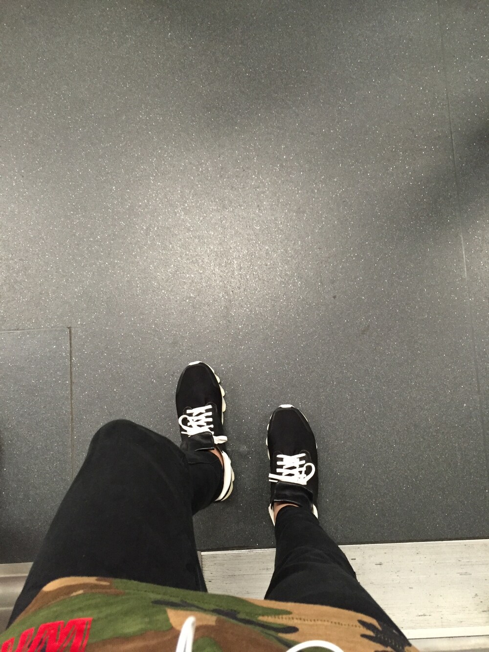 「off white、RICKOWENS」｜「Rick OwensのRICK OWENS　SPRING BLADE LOW（スニーカー、ブラック系）」を使った、Lucas Choiさん（メンズ・170cm）の秋コーディネートの1枚目の写真