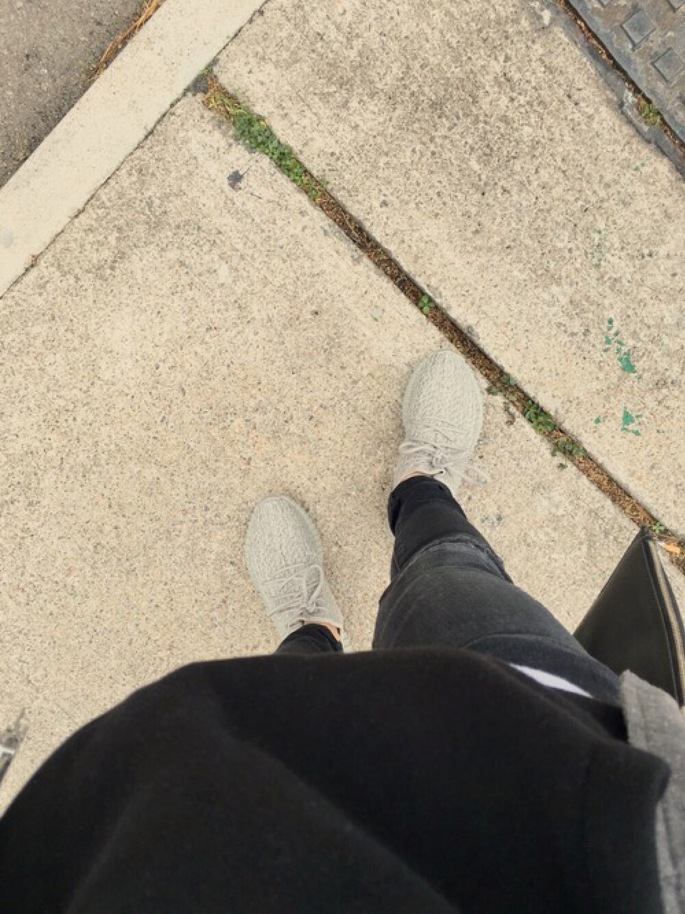 「yeezy、yeezyboost、YeezyBoost350、YEEZY SEASON 1、Yeezy boost、yeezyseason、adidas originals、KanyeWest、boost」｜「adidas Originalsのアイテム（スニーカー、グレー系）」を使った、Lucas Choiさん（メンズ・170cm）の冬コーディネートの1枚目の写真